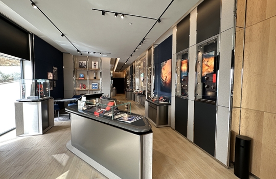 Le groupe Goldfinger inaugure deux nouvelles boutiques de prestige à Cole Bay, Sint Maarten
