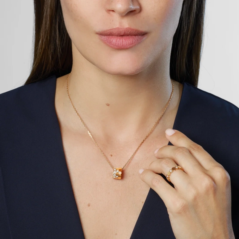 Bee de Chaumet - Goldfinger St Martin St Maarten St Barth